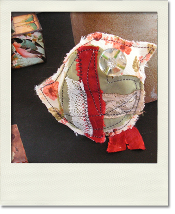 Broche textile "oiseau fleuri"