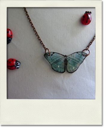 Collier papillon bleu clair