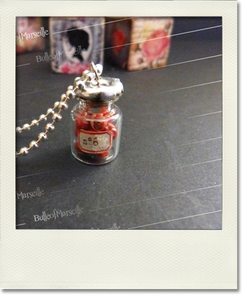 Collier fiole rouge