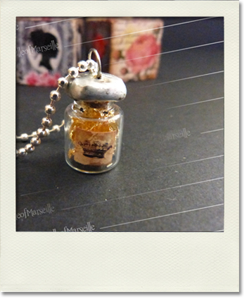 Collier fiole couronne et or