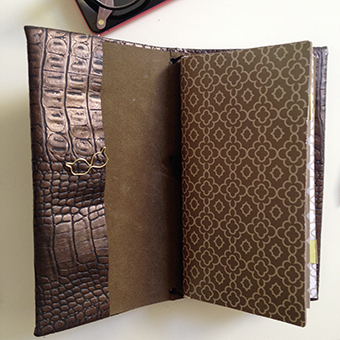 Buldori marron aspect serpent + carnets