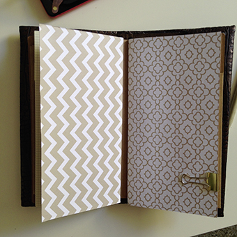 Buldori marron aspect serpent + carnets