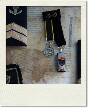 Broche militaire chat chapeaut&eacute;