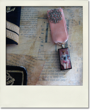 Broche militaire danseuse