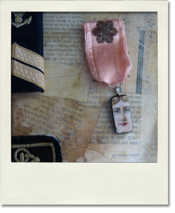 Broche militaire femme &agrave; lunette