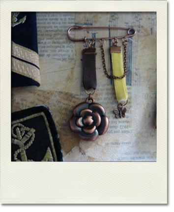 Broche militaire fleur et papillon