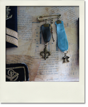 Broche militaire fleur de lys