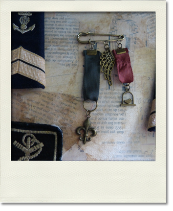Broche militaire la fleur de lys et l'oiseau