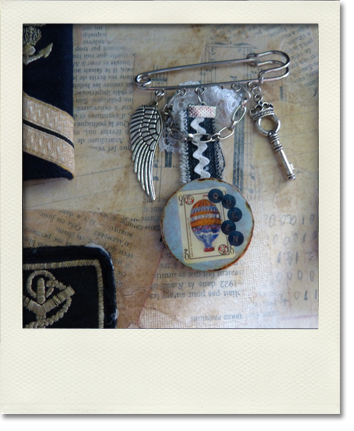 Broche militaire queen
